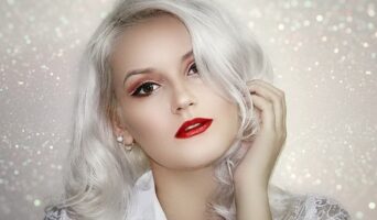 Догляд за волоссям взимку: 7 порад та рецепти ефірних олій